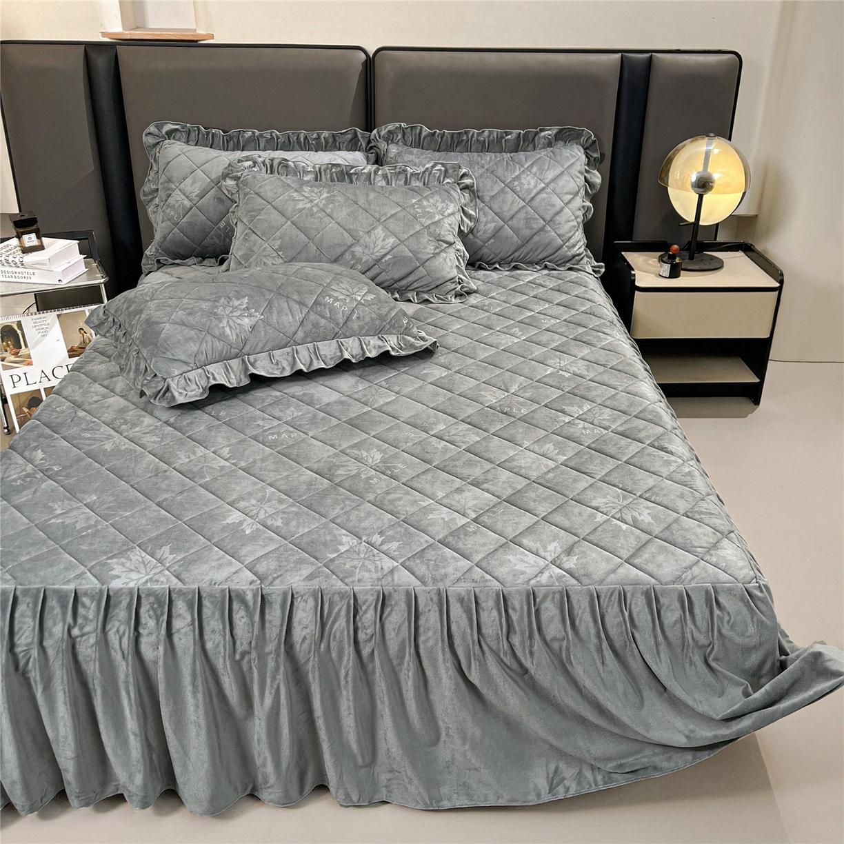 91家纺网 家纺一手货源 找家纺 屹成家纺 2025新款压花水晶绒床裙三件套 (床裙单件不低于95元起) 银灰