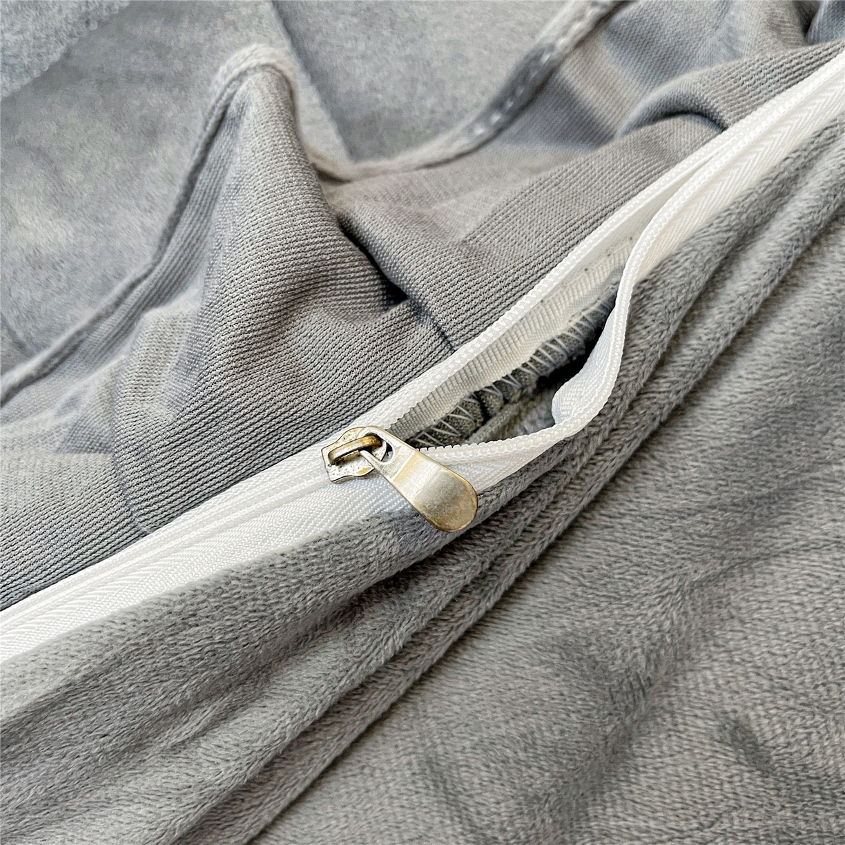 91家纺网 家纺一手货源 找家纺 屹成家纺 2025新款压花水晶绒床裙三件套 (床裙单件不低于95元起) 银灰