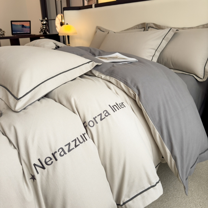 91家纺网 家纺一手货源 找家纺 印季家纺 2025新款绣花一字绣全棉纯棉加厚磨毛四件套 星空银-深灰