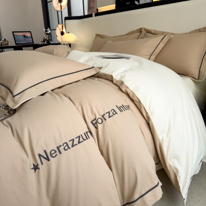 91家纺网 家纺一手货源 找家纺 印季家纺 2025新款绣花一字绣全棉纯棉加厚磨毛四件套 奶油驼-奶昔白