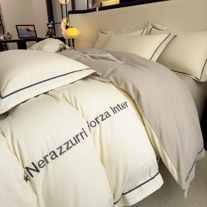 91家纺网 家纺一手货源 找家纺 印季家纺 2025新款绣花一字绣全棉纯棉加厚磨毛四件套 奶昔白-星空银