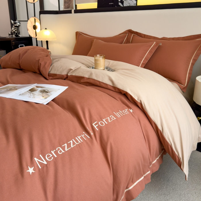 91家纺网 家纺一手货源 找家纺 印季家纺 2025新款绣花一字绣全棉纯棉加厚磨毛四件套 太妃棕-奶油驼