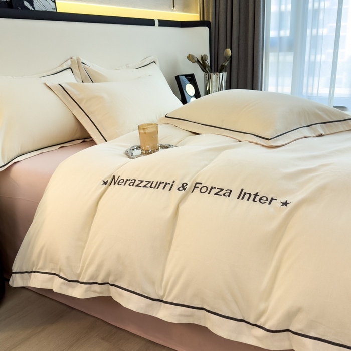 91家纺网 家纺一手货源 找家纺 印季家纺 2025新款绣花一字绣全棉纯棉加厚磨毛四件套 奶昔白-梦幻粉