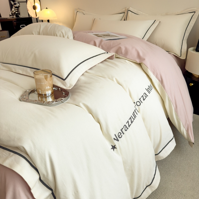 91家纺网 家纺一手货源 找家纺 印季家纺 2025新款绣花一字绣全棉纯棉加厚磨毛四件套 奶昔白-梦幻粉