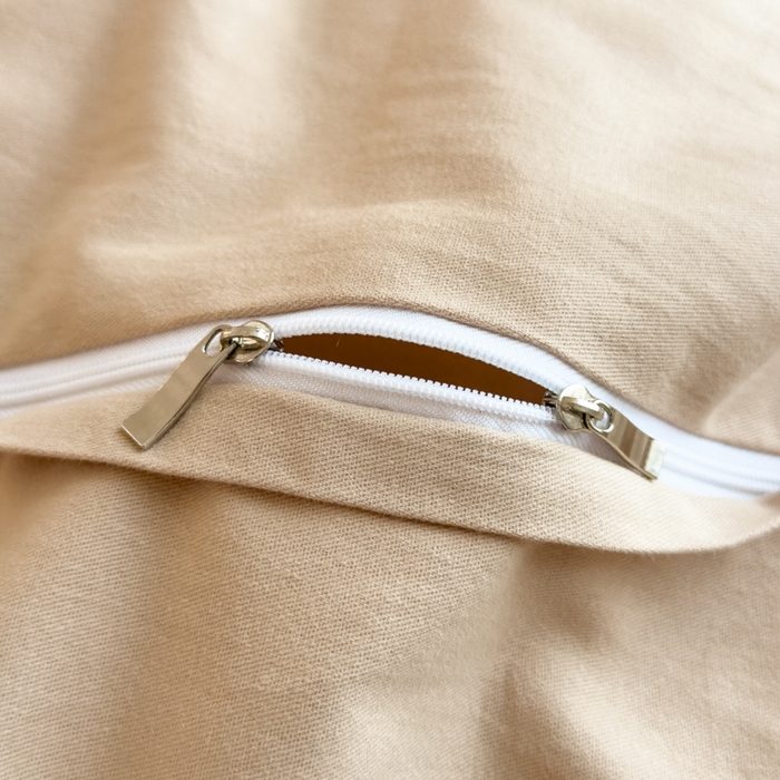 91家纺网 家纺一手货源 找家纺 印季家纺 2025新款绣花一字绣全棉纯棉加厚磨毛四件套 太妃棕-奶油驼