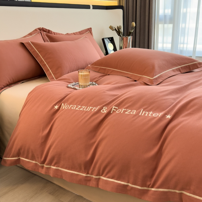 91家纺网 家纺一手货源 找家纺 印季家纺 2025新款绣花一字绣全棉纯棉加厚磨毛四件套 太妃棕-奶油驼