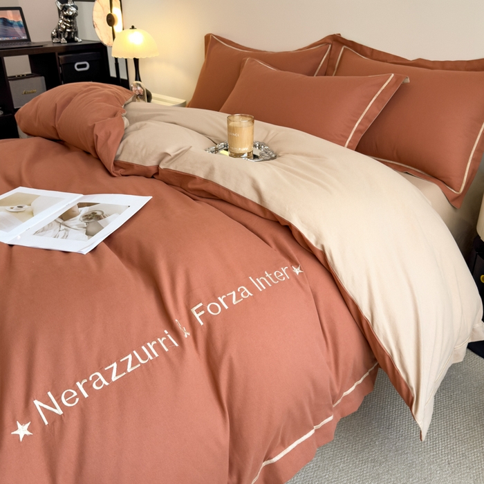 91家纺网 家纺一手货源 找家纺 印季家纺 2025新款绣花一字绣全棉纯棉加厚磨毛四件套 太妃棕-奶油驼