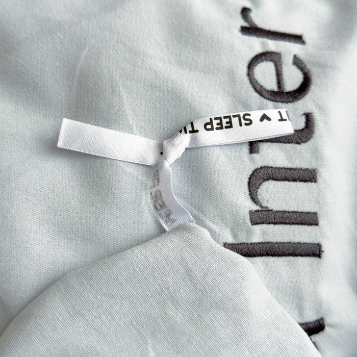 91家纺网 家纺一手货源 找家纺 印季家纺 2025新款绣花一字绣全棉纯棉加厚磨毛四件套 爱丽丝蓝-星空银