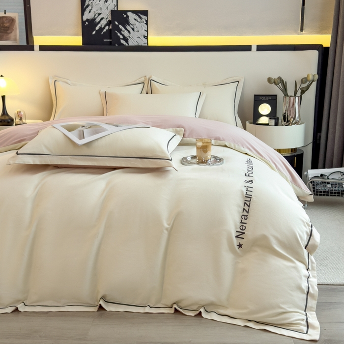 91家纺网 家纺一手货源 找家纺 印季家纺 2025新款绣花一字绣全棉纯棉加厚磨毛四件套 奶昔白-梦幻粉