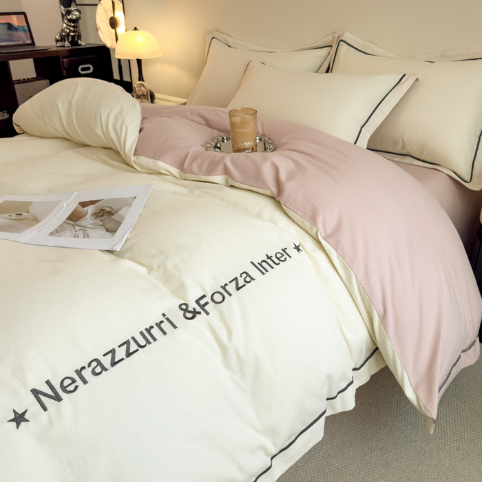 91家纺网 家纺一手货源 找家纺 印季家纺 2025新款绣花一字绣全棉纯棉加厚磨毛四件套 奶昔白-梦幻粉