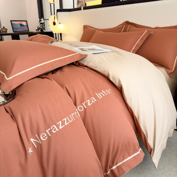 91家纺网 家纺一手货源 找家纺 印季家纺 2025新款绣花一字绣全棉纯棉加厚磨毛四件套 太妃棕-奶油驼