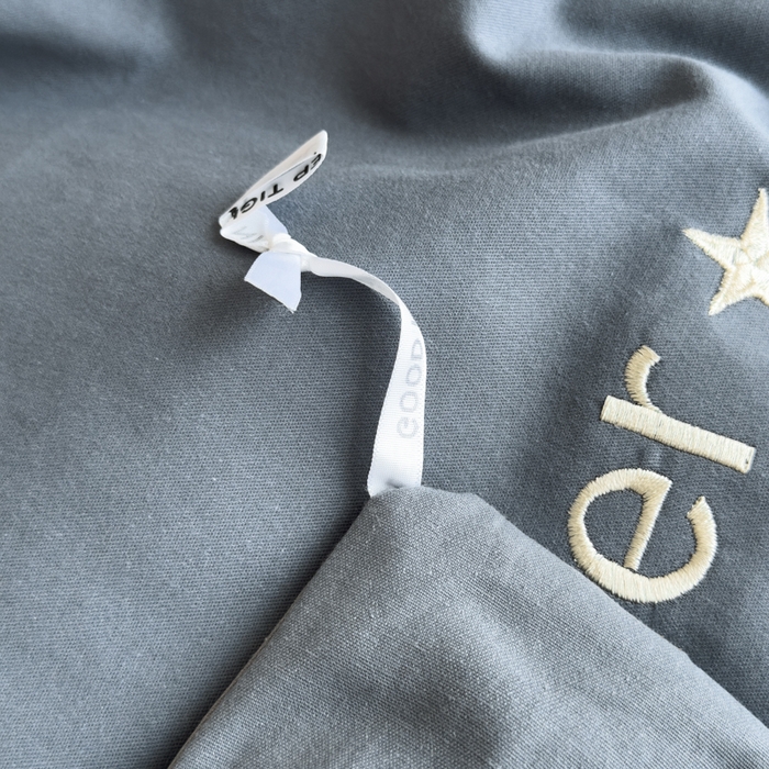 91家纺网 家纺一手货源 找家纺 印季家纺 2025新款绣花一字绣全棉纯棉加厚磨毛四件套 宝石蓝-深灰