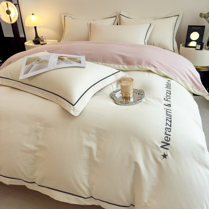 91家纺网 家纺一手货源 找家纺 印季家纺 2025新款绣花一字绣全棉纯棉加厚磨毛四件套 奶昔白-梦幻粉