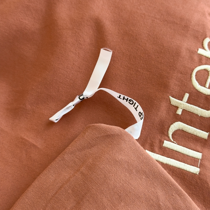 91家纺网 家纺一手货源 找家纺 印季家纺 2025新款绣花一字绣全棉纯棉加厚磨毛四件套 太妃棕-奶油驼