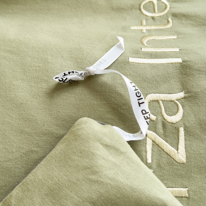 91家纺网 家纺一手货源 找家纺 印季家纺 2025新款绣花一字绣全棉纯棉加厚磨毛四件套 松柏绿-深灰