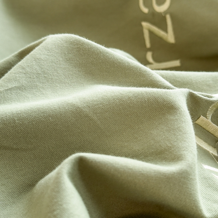 91家纺网 家纺一手货源 找家纺 印季家纺 2025新款绣花一字绣全棉纯棉加厚磨毛四件套 松柏绿-深灰