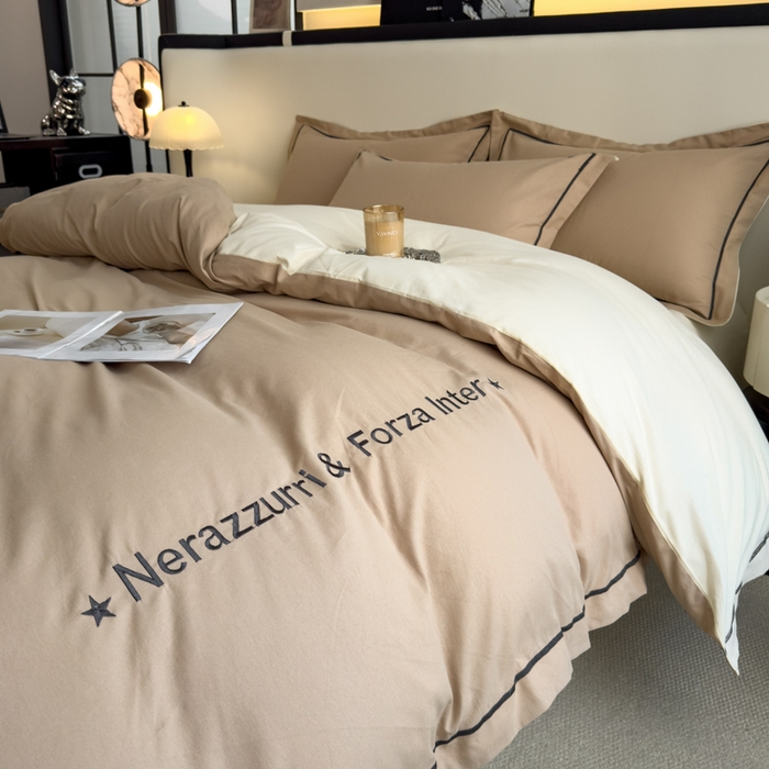 91家纺网 家纺一手货源 找家纺 印季家纺 2025新款绣花一字绣全棉纯棉加厚磨毛四件套 奶油驼-奶昔白