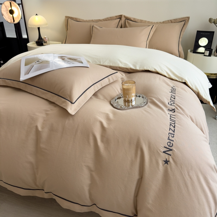 91家纺网 家纺一手货源 找家纺 印季家纺 2025新款绣花一字绣全棉纯棉加厚磨毛四件套 奶油驼-奶昔白