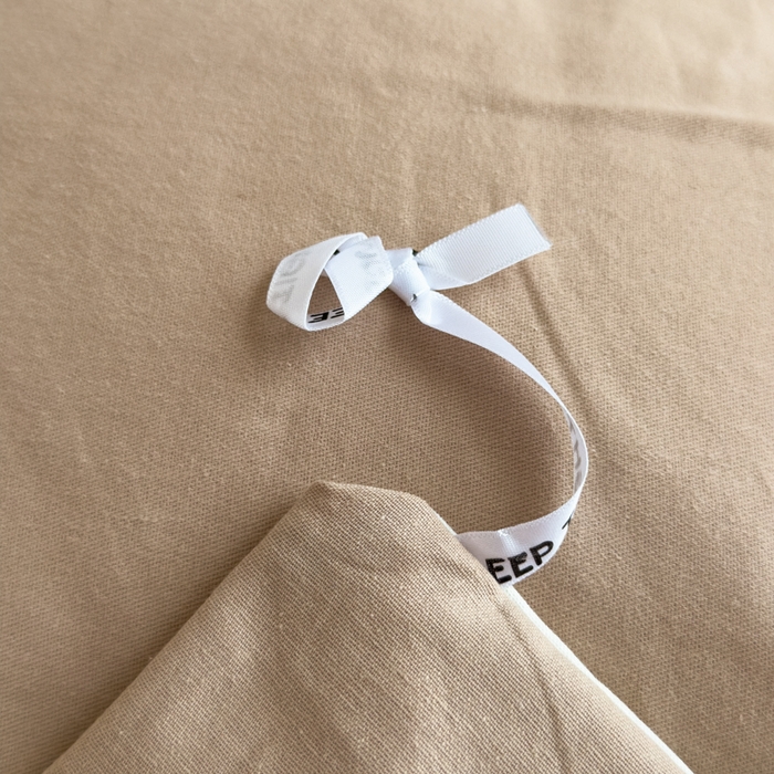 91家纺网 家纺一手货源 找家纺 印季家纺 2025新款绣花一字绣全棉纯棉加厚磨毛四件套 奶油驼-奶昔白