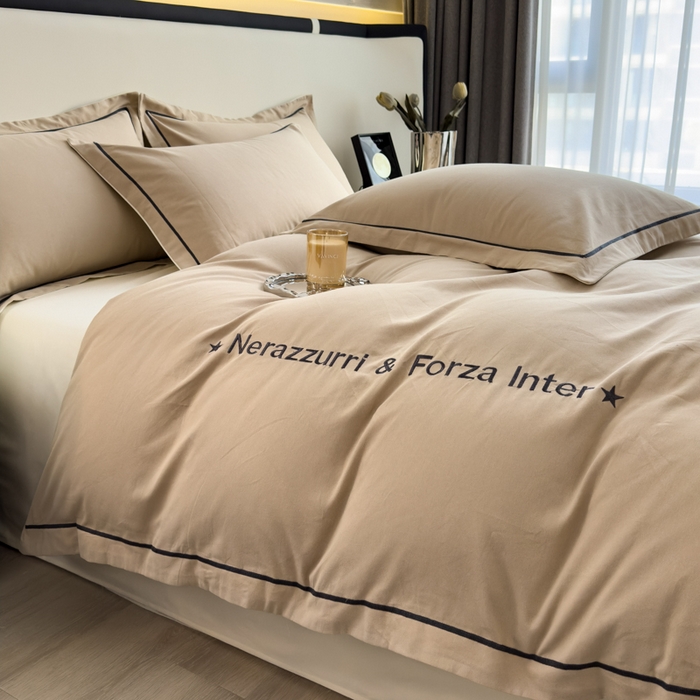 91家纺网 家纺一手货源 找家纺 印季家纺 2025新款绣花一字绣全棉纯棉加厚磨毛四件套 奶油驼-奶昔白