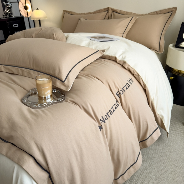 91家纺网 家纺一手货源 找家纺 印季家纺 2025新款绣花一字绣全棉纯棉加厚磨毛四件套 奶油驼-奶昔白