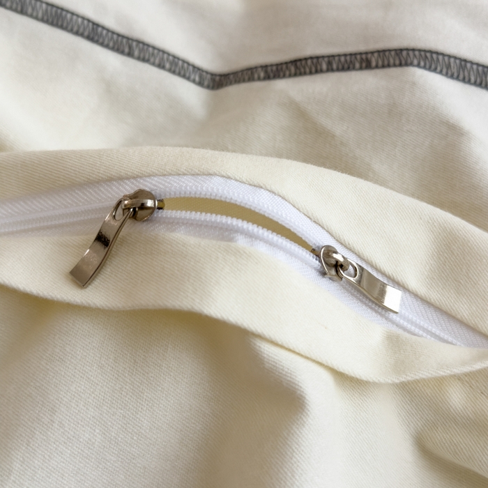 91家纺网 家纺一手货源 找家纺 印季家纺 2025新款绣花一字绣全棉纯棉加厚磨毛四件套 奶油驼-奶昔白