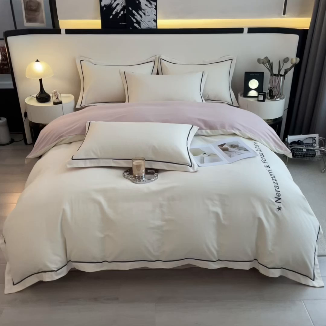 91家纺网 家纺一手货源 找家纺 印季家纺 2025新款绣花一字绣全棉纯棉加厚磨毛四件套 奶昔白-梦幻粉