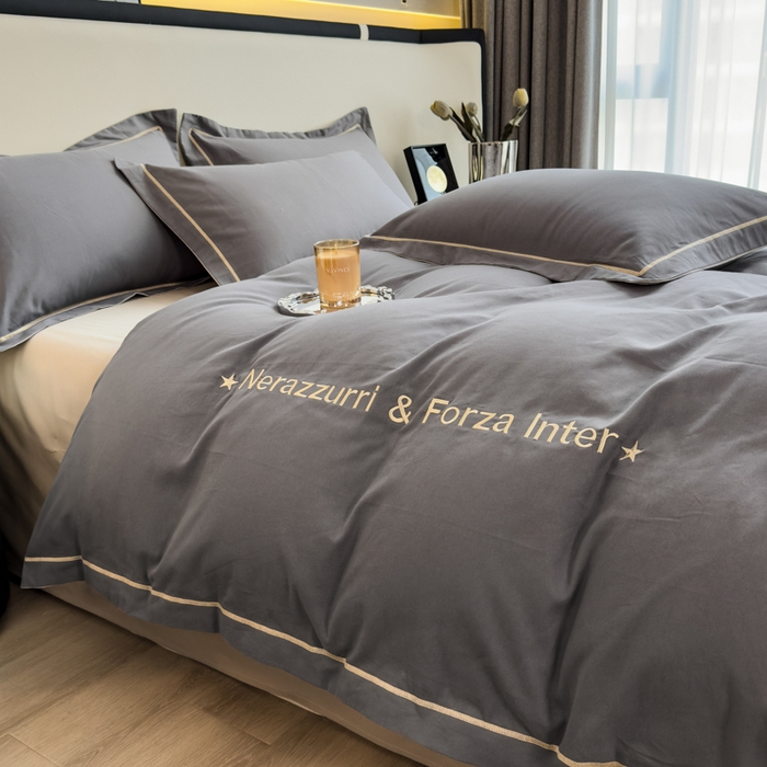 91家纺网 家纺一手货源 找家纺 印季家纺 2025新款绣花一字绣全棉纯棉加厚磨毛四件套 深灰-星空银