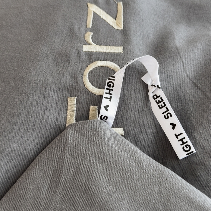 91家纺网 家纺一手货源 找家纺 印季家纺 2025新款绣花一字绣全棉纯棉加厚磨毛四件套 深灰-星空银