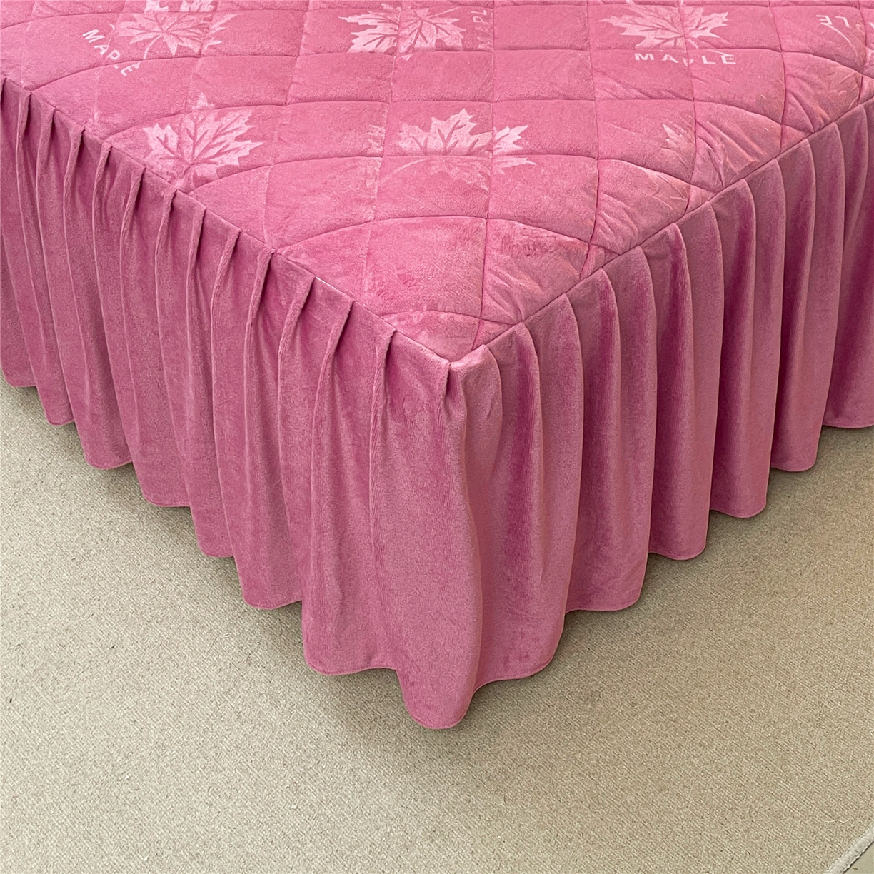 91家纺网 家纺一手货源 找家纺 （总）屹成家纺 2025新款压花水晶绒床裙三件套 (床裙单件不低于95元起)