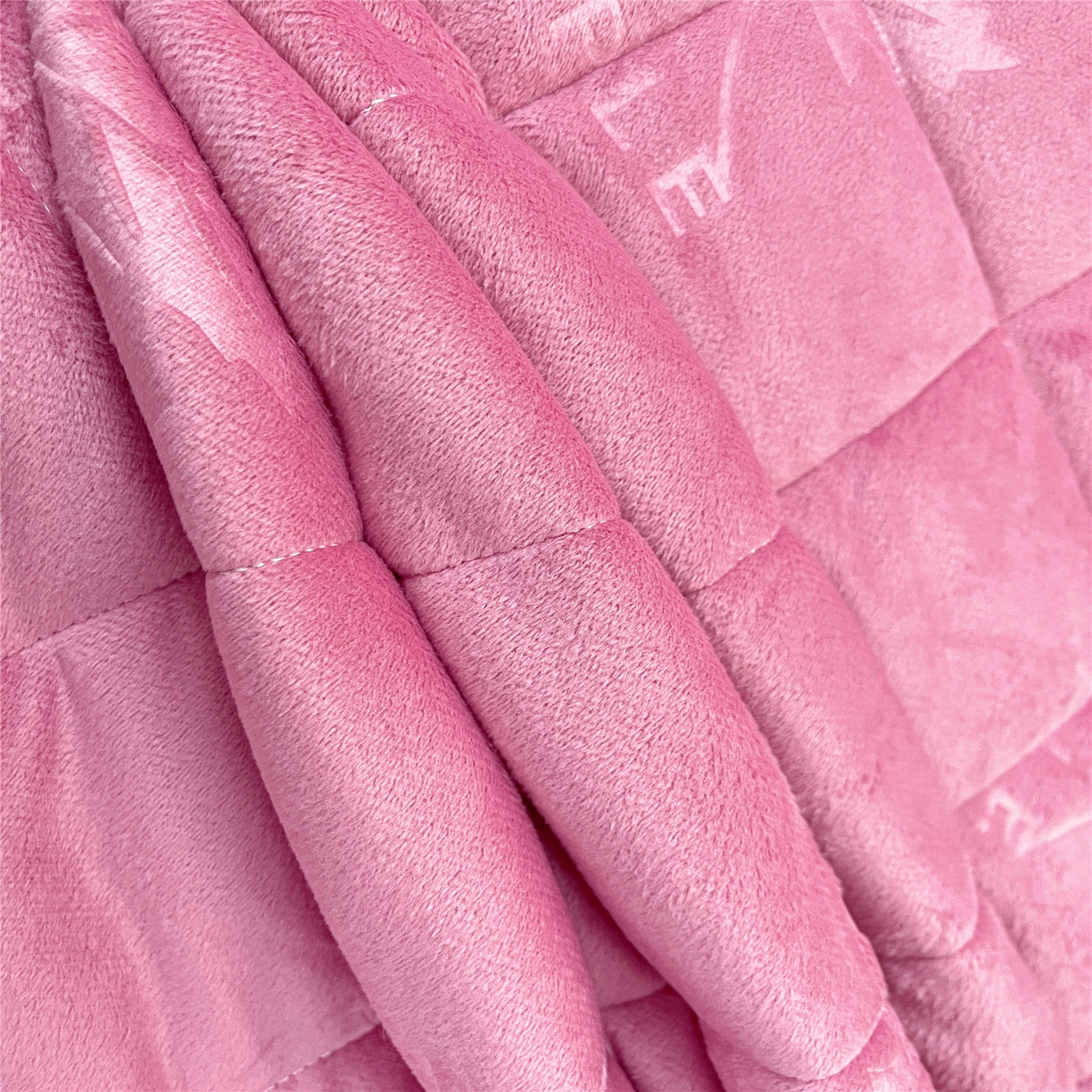 91家纺网 家纺一手货源 找家纺 （总）屹成家纺 2025新款压花水晶绒床裙三件套 (床裙单件不低于95元起)