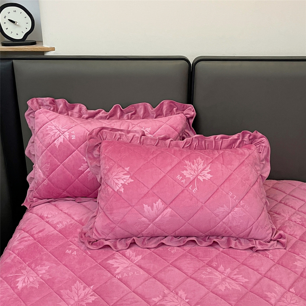 91家纺网 家纺一手货源 找家纺 （总）屹成家纺 2025新款压花水晶绒床裙三件套 (床裙单件不低于95元起)