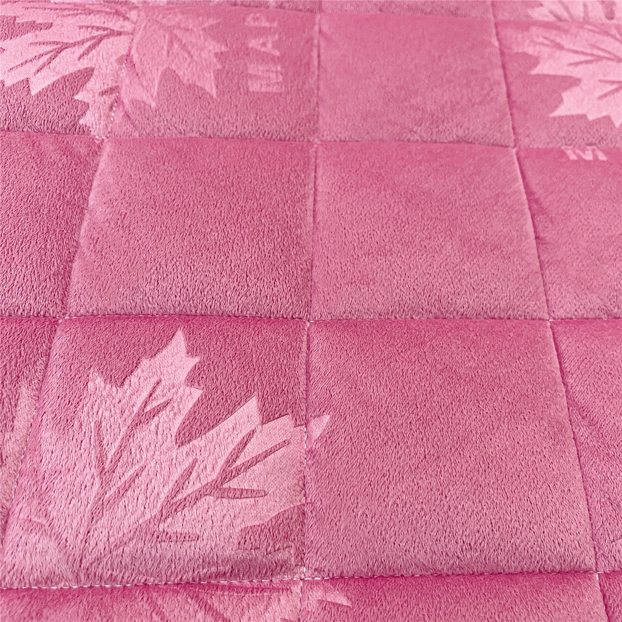 91家纺网 家纺一手货源 找家纺 （总）屹成家纺 2025新款压花水晶绒床裙三件套 (床裙单件不低于95元起)