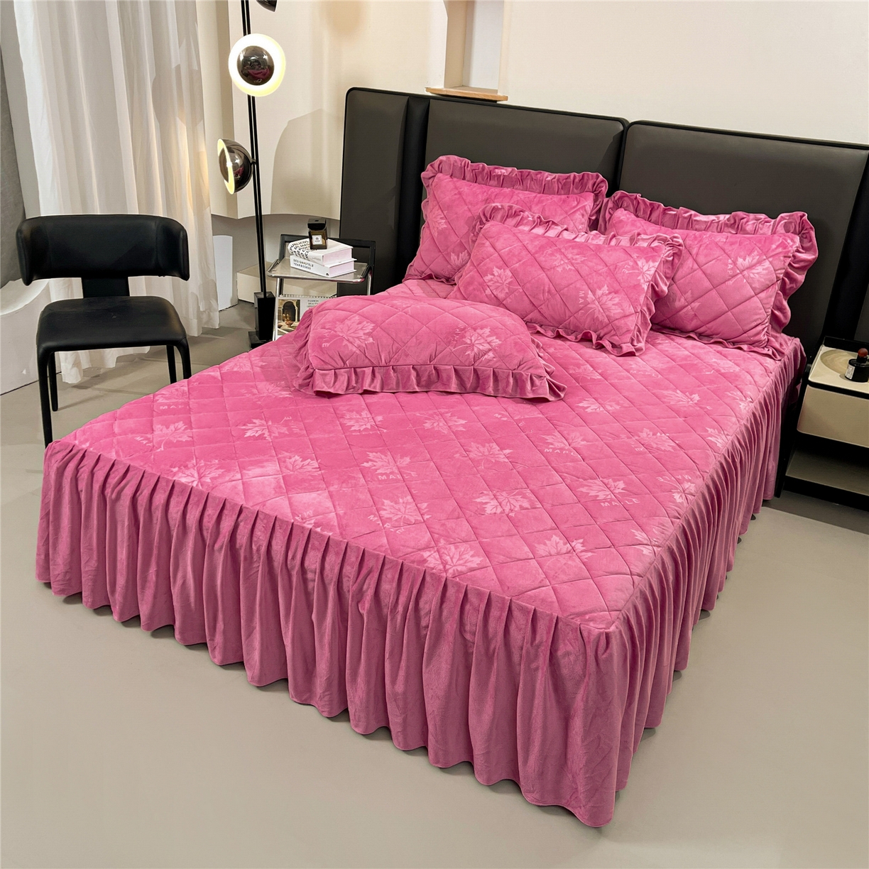 91家纺网 家纺一手货源 找家纺 （总）屹成家纺 2025新款压花水晶绒床裙三件套 (床裙单件不低于95元起)