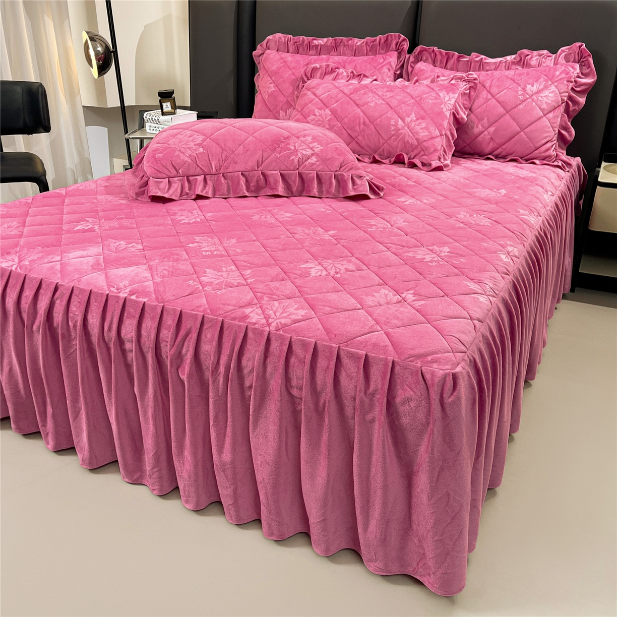 91家纺网 家纺一手货源 找家纺 （总）屹成家纺 2025新款压花水晶绒床裙三件套 (床裙单件不低于95元起)