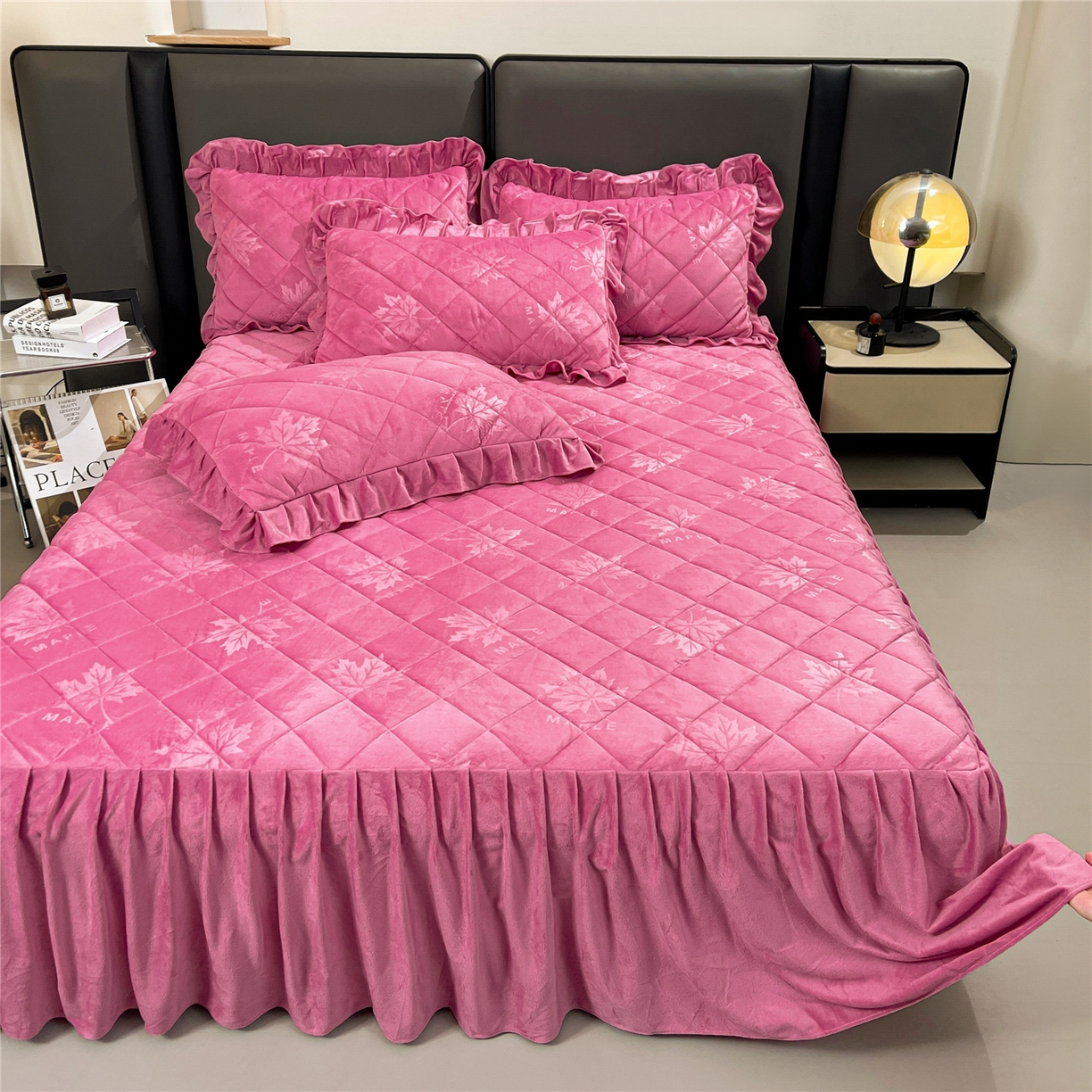 91家纺网 家纺一手货源 找家纺 （总）屹成家纺 2025新款压花水晶绒床裙三件套 (床裙单件不低于95元起)