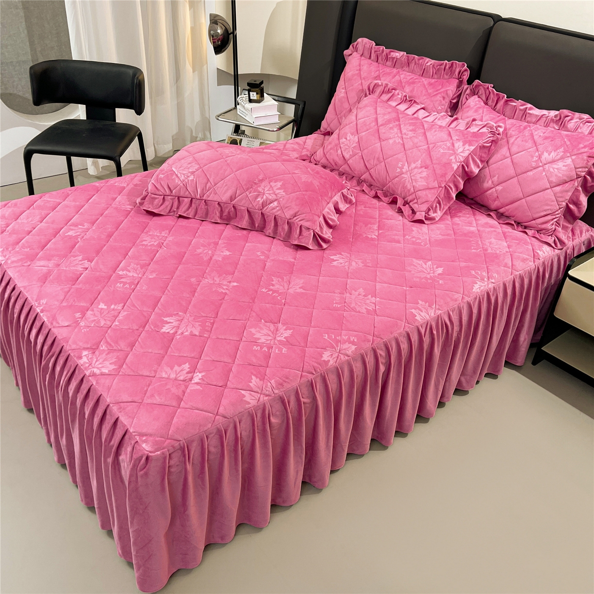 91家纺网 家纺一手货源 找家纺 （总）屹成家纺 2025新款压花水晶绒床裙三件套 (床裙单件不低于95元起)