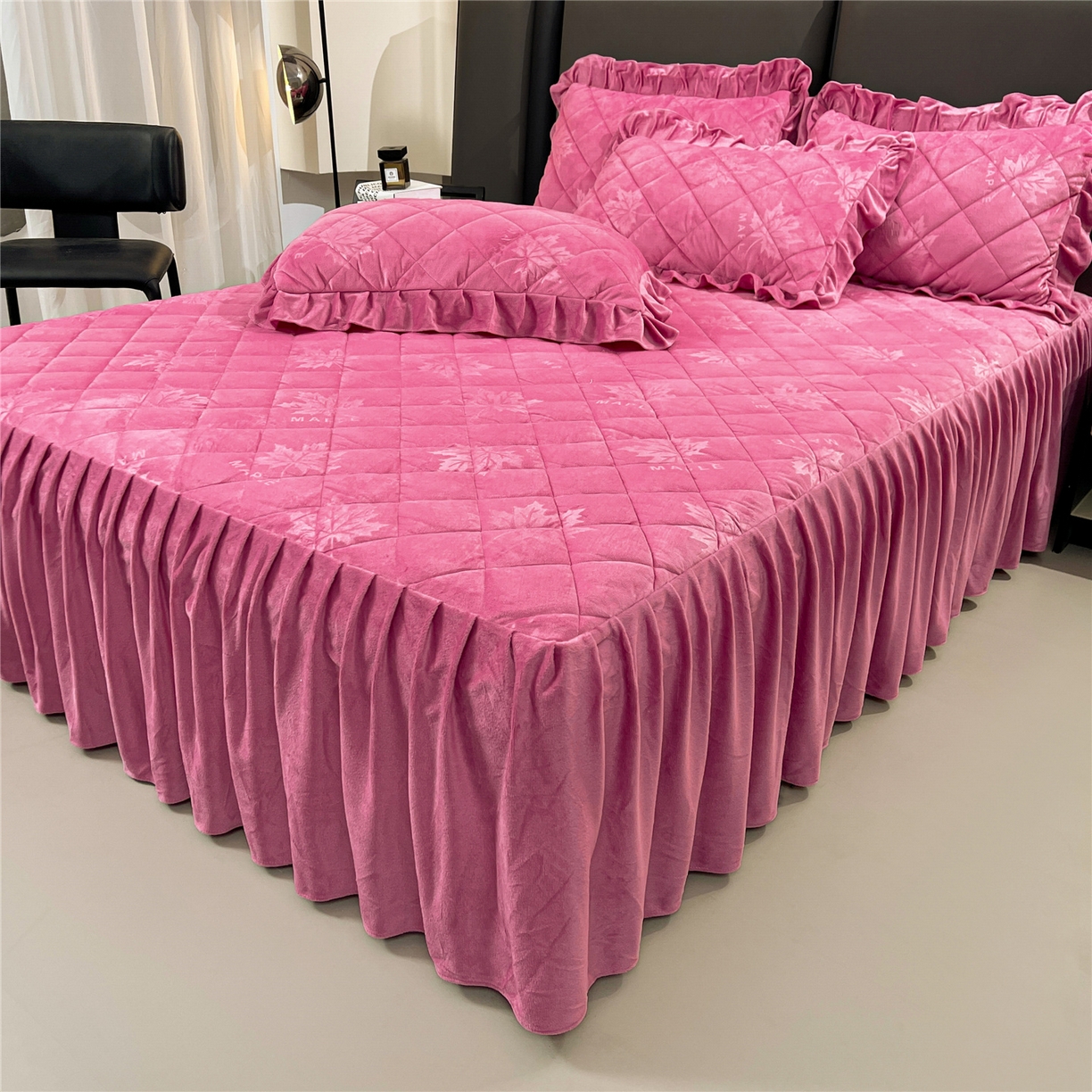 91家纺网 家纺一手货源 找家纺 （总）屹成家纺 2025新款压花水晶绒床裙三件套 (床裙单件不低于95元起)