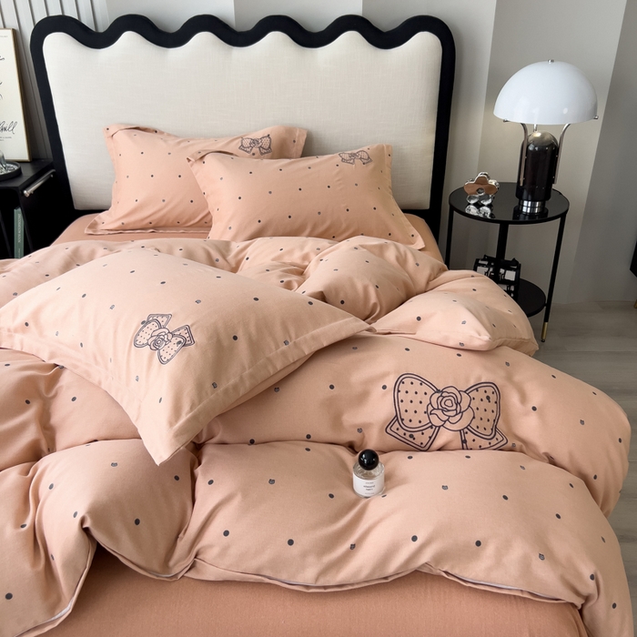 91家纺网 家纺一手货源 找家纺 印季家纺 2025新款全棉纯棉波点蝴蝶结绣花混纺磨毛四件套 香奈粉