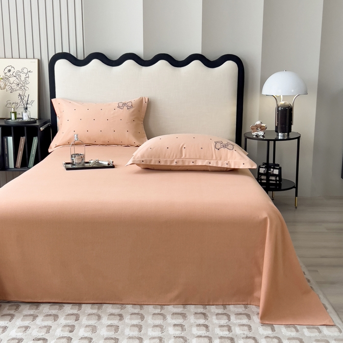 91家纺网 家纺一手货源 找家纺 印季家纺 2025新款全棉纯棉波点蝴蝶结绣花混纺磨毛四件套 香奈粉