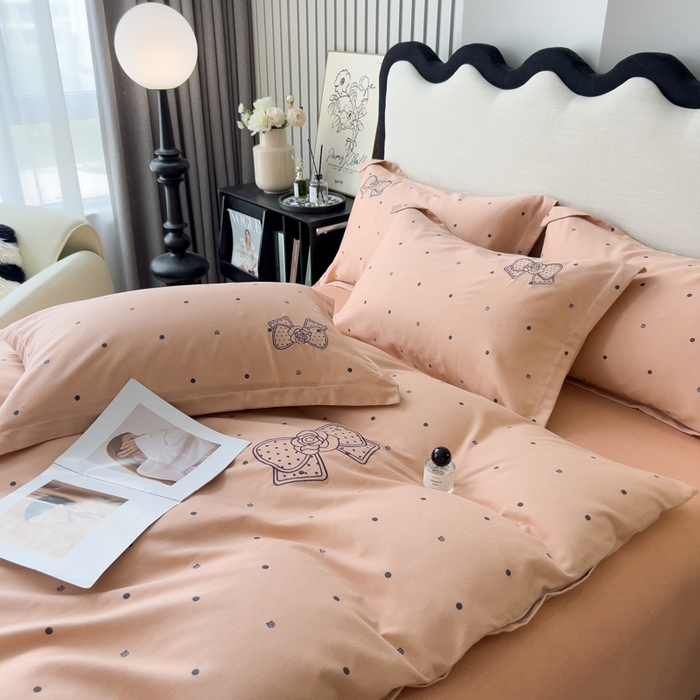 91家纺网 家纺一手货源 找家纺 印季家纺 2025新款全棉纯棉波点蝴蝶结绣花混纺磨毛四件套 香奈粉