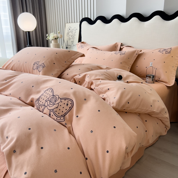 91家纺网 家纺一手货源 找家纺 印季家纺 2025新款全棉纯棉波点蝴蝶结绣花混纺磨毛四件套 香奈粉