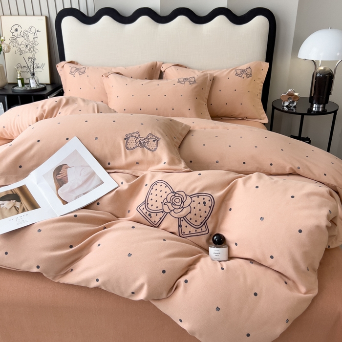 91家纺网 家纺一手货源 找家纺 印季家纺 2025新款全棉纯棉波点蝴蝶结绣花混纺磨毛四件套 香奈粉