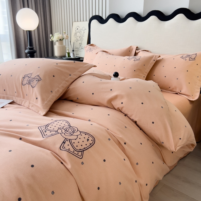 91家纺网 家纺一手货源 找家纺 印季家纺 2025新款全棉纯棉波点蝴蝶结绣花混纺磨毛四件套 香奈粉