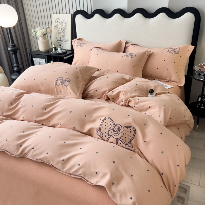 91家纺网 家纺一手货源 找家纺 印季家纺 2025新款全棉纯棉波点蝴蝶结绣花混纺磨毛四件套 香奈粉