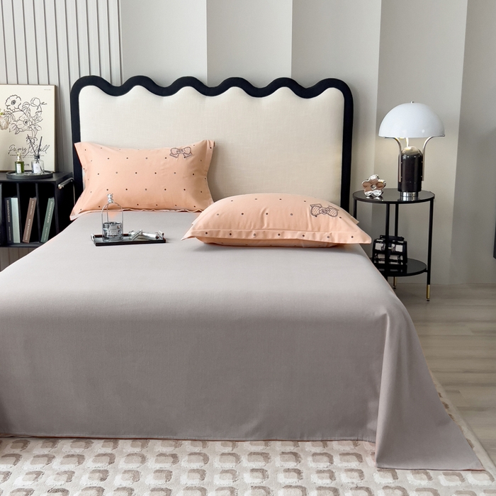 91家纺网 家纺一手货源 找家纺 印季家纺 2025新款全棉纯棉波点蝴蝶结绣花混纺磨毛四件套 香奈粉-灰