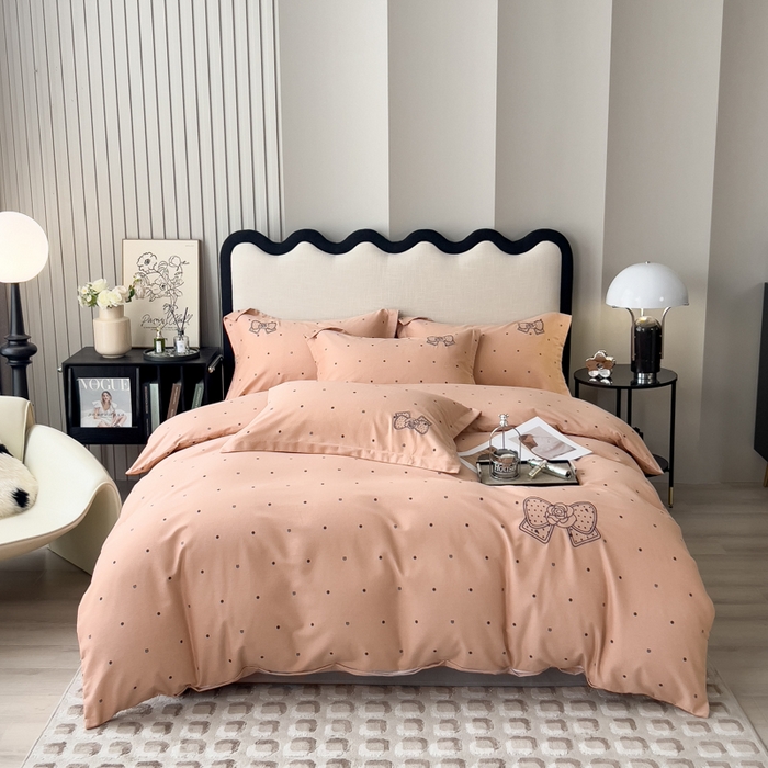 91家纺网 家纺一手货源 找家纺 印季家纺 2025新款全棉纯棉波点蝴蝶结绣花混纺磨毛四件套 香奈粉-灰