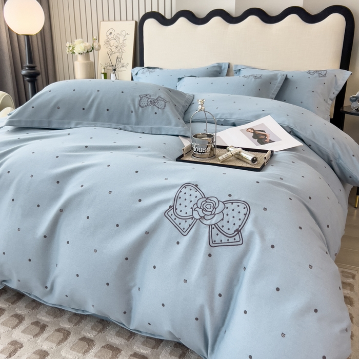 91家纺网 家纺一手货源 找家纺 印季家纺 2025新款全棉纯棉波点蝴蝶结绣花混纺磨毛四件套 螺甸青-灰