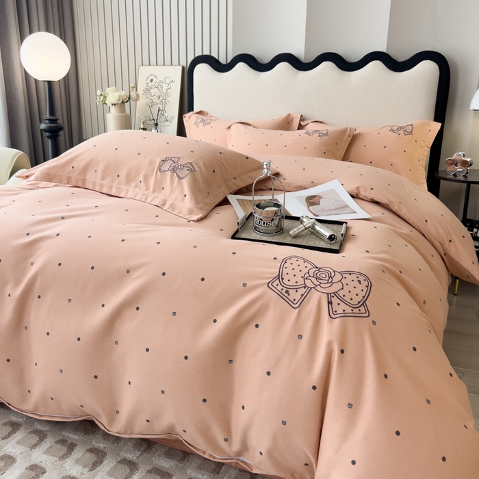 91家纺网 家纺一手货源 找家纺 印季家纺 2025新款全棉纯棉波点蝴蝶结绣花混纺磨毛四件套 香奈粉-灰