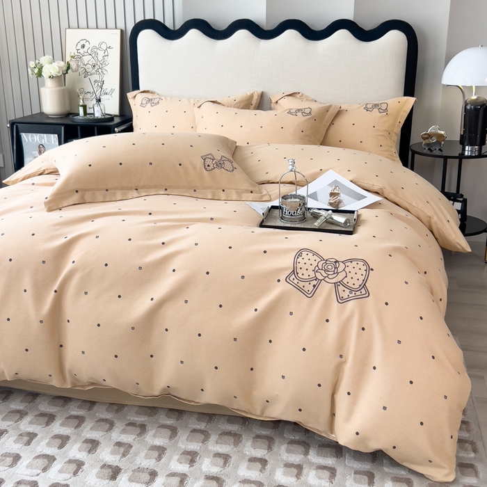 91家纺网 家纺一手货源 找家纺 印季家纺 2025新款全棉纯棉波点蝴蝶结绣花混纺磨毛四件套 奶咖